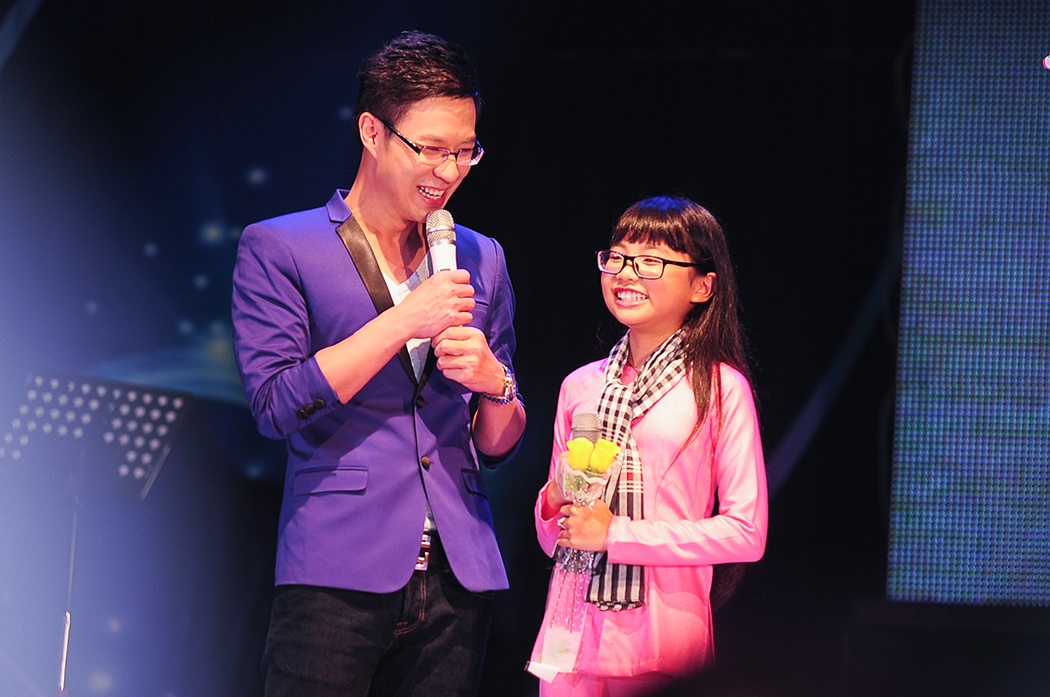 Phuong My Chi dang yeu voi kieu toc ngo hinh anh