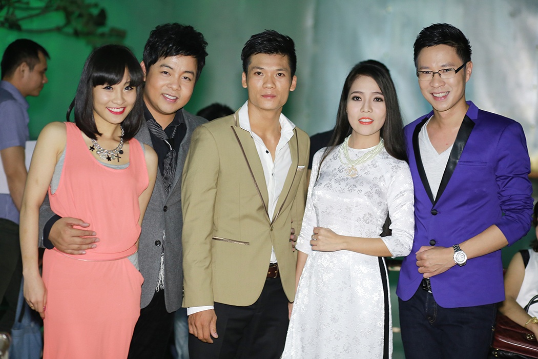 Các nghệ sĩ thân thiết sau hậu trường.