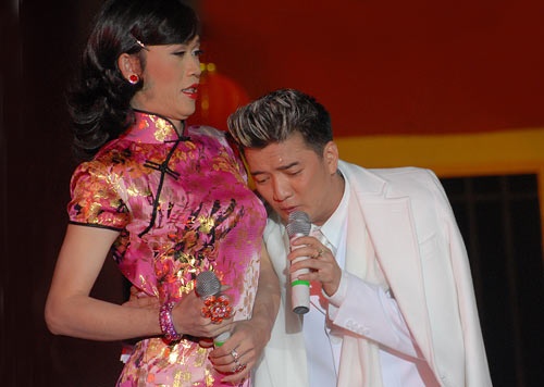 Hoai Linh gia gai hat Ben Thuong Hai cung Dam Vinh Hung hinh anh