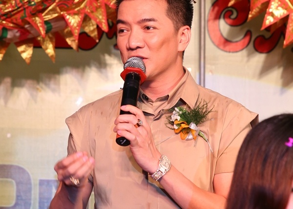 Dam Vinh Hung doi mua di du tiec hinh anh