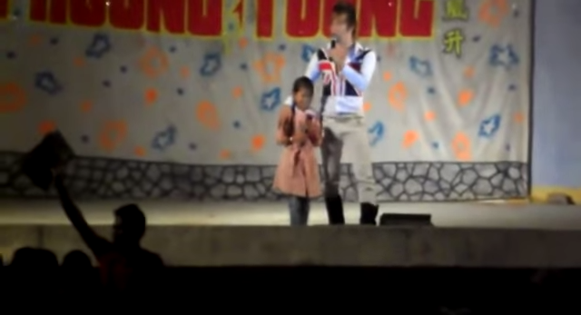 Be gai 9 tuoi song ca cung ca si Lam Chan Khang hinh anh