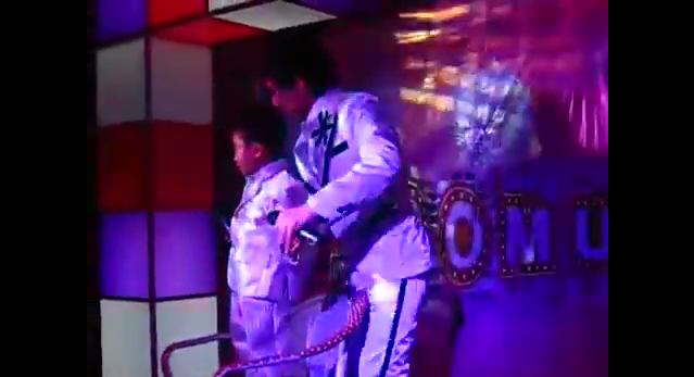 Cau be 2 tuoi doi len hat cung Dan Truong hinh anh