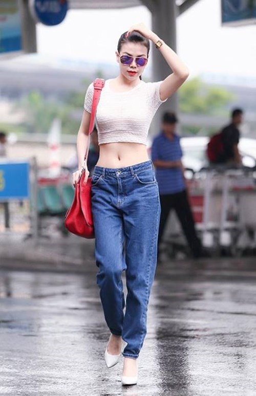 Một mẫu túi xách đeo chéo cũng của Hermes được Trà Ngọc Hằng yêu thích và liên tục mang xuống phố vì sự tiện dụng mà nó mang lại.