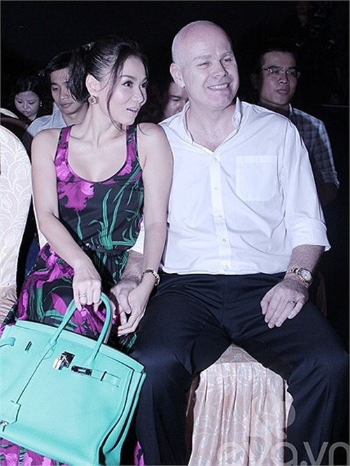 Thu Minh xách túi hàng hiệu cùng chồng đi dự event của làng giải trí.