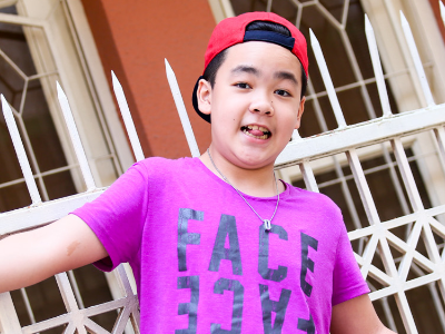 Cau be 12 tuoi bo Lam Truong theo Ho Hoai Anh vi man chao co hinh anh