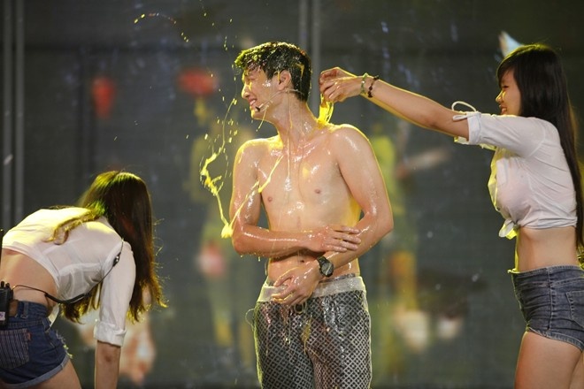 Trong thử thách Cuốn theo chiều gió, hot boy điển trai Huỳnh Anh đã bị hành hạ tơi tả ngay trên sân khấu với hàng loạt xô trứng gà bị đổ lên người.