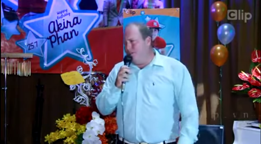 Ong Tay hat 'Anh khac hay em khac' (Khac Viet) hinh anh