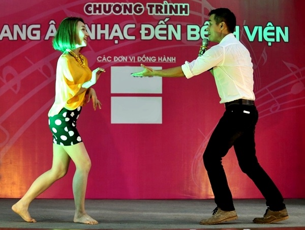 Ngan Khanh khieu vu tung bung voi chan tran hinh anh
