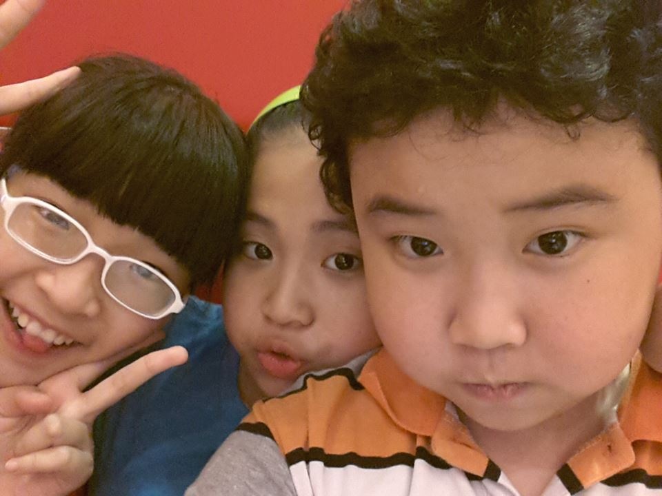 Doi thuong nhi nho cua be toc xoan gay sot The Voice Kids hinh anh