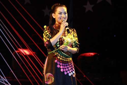 Là đàn chị thân thiết của Quách Ngọc Ngoan, Phi Nhung không quên gửi lời động viên nam diễn viên.