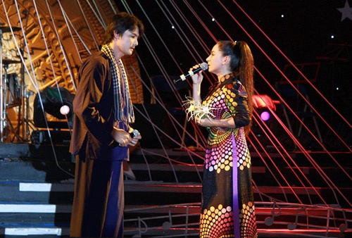 Nam ca sỹ song ca cùng đàn chị Phi Nhung ca khúc Chắc gì.