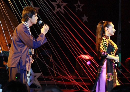 Gương mặt anh trông có mệt mỏi.