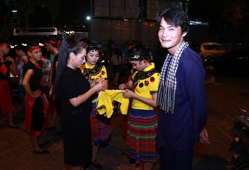 Nam diễn viên trò chuyện cùng Phi Nhung và né tránh đề cập chuyện riêng tư.