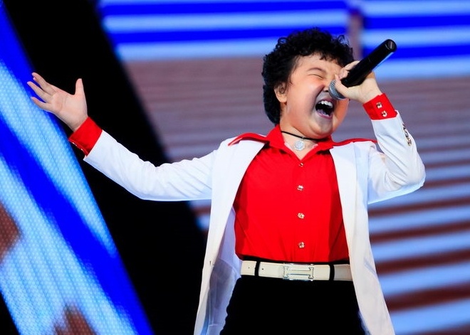 Cau be toc xoan nhay dinh gay nao loan Giong hat Viet nhi hinh anh