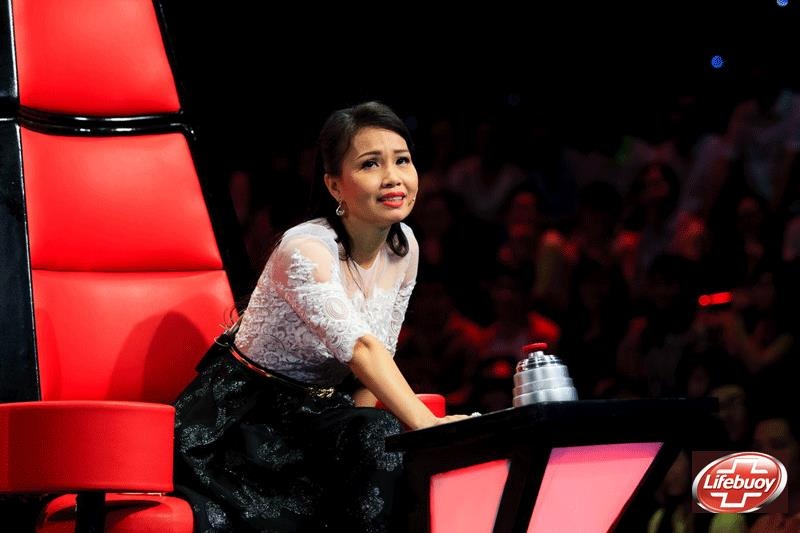 Cẩm Ly thuyết phục thí sinh bằng sự mềm mỏng, ngọt ngào.