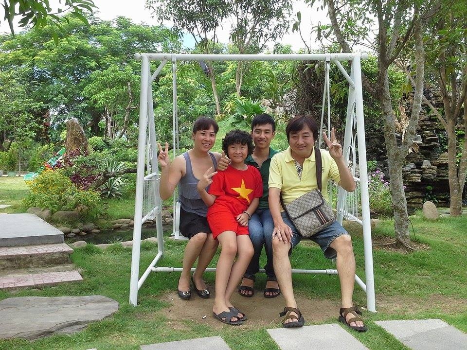 Hoàng Anh trong một chuyến đi chơi cùng bố mẹ và anh trai.