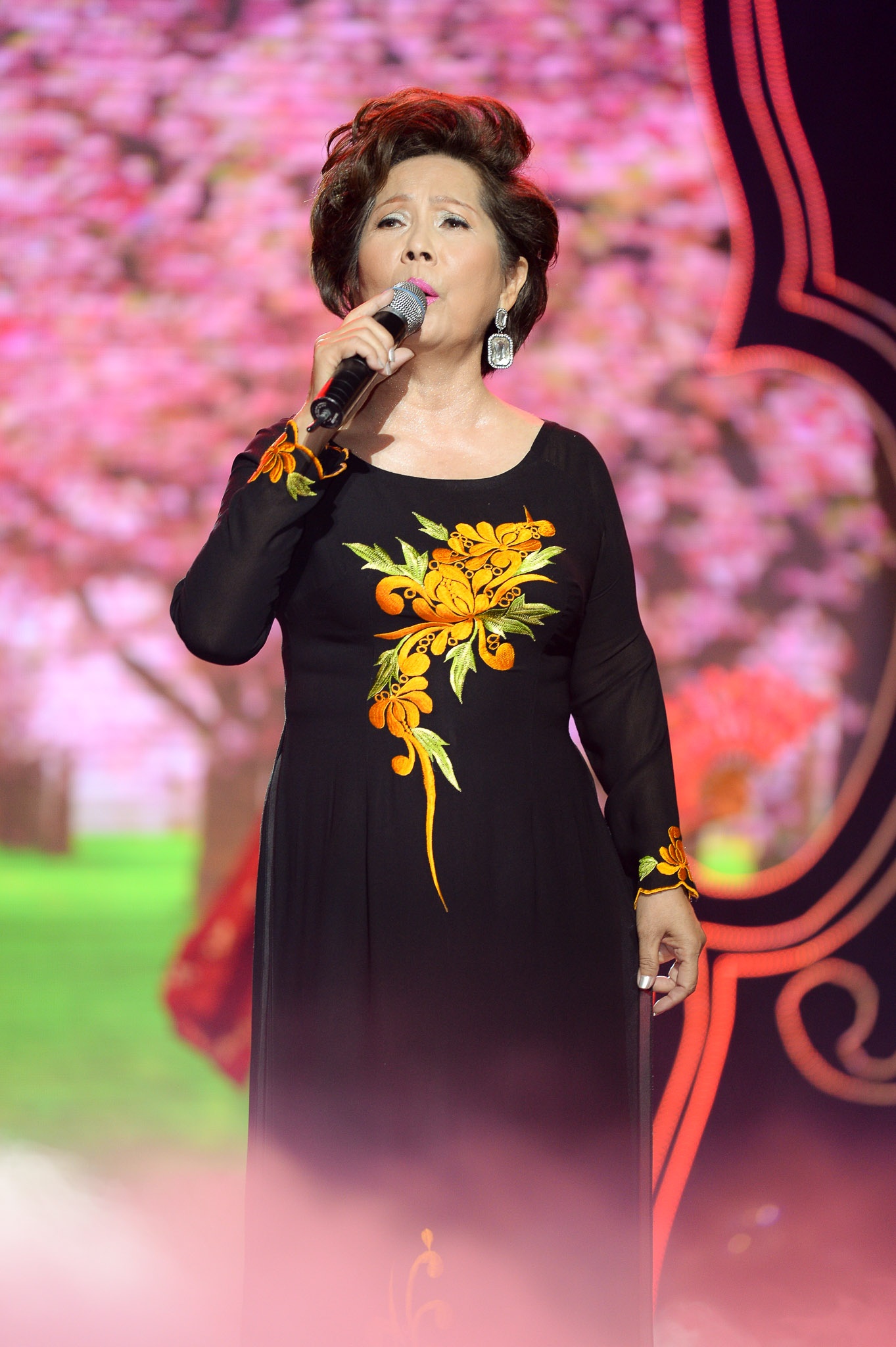 Nữ danh ca Phương Dung một lần nữa làm khán giả nức lòng khi thể hiện ca khúc Mùa hoa anh đào, tình khúc gần như “đóng đinh” cho mối tình đẹp của ông khi ông viết tặng người vợ của mình.