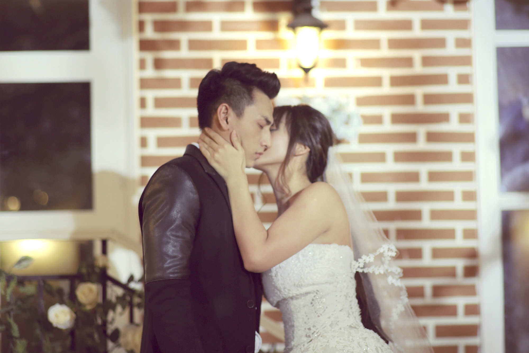 Isaac (365) suyt cham moi hot girl Kha Ngan hinh anh