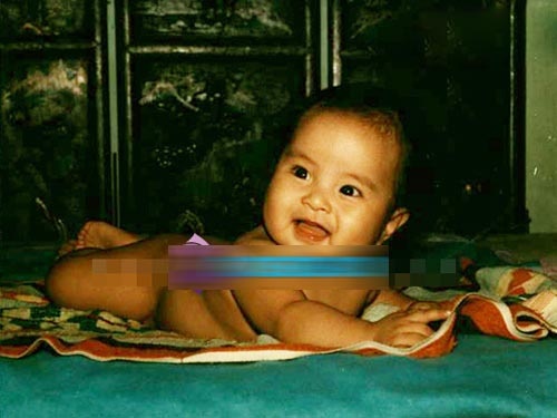 Wanbi Tuấn Anh sinh ngày 9/1/1987, trong một gia đình không có truyền thống nghệ thuật, ông nội là giáo sư Viện Răng Hàm Mặt, bố mẹ, cô chú cũng theo con đường khoa học hoặc kinh doanh. Ngay từ thời còn nằm ngửa, Wanbi Tuấn Anh đã rất thích cười.