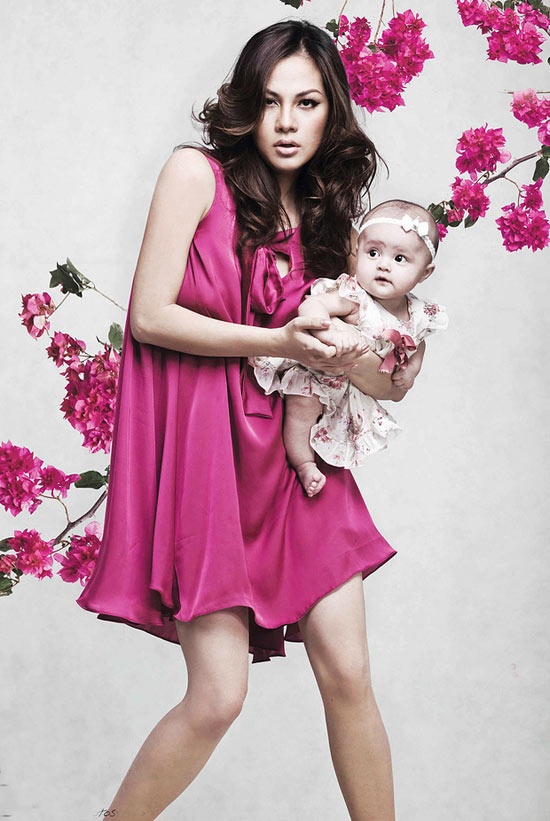  Bên cạnh những tranh chấp về tài sản, quyền lợi cựu siêu mẫu Ngọc Thúy đã làm đơn tố cáo chồng hành hung, đánh đập dã man khi cô đang mang thai. Theo cô cho biết: “Vào ngày 1/6/2008, bị đơn (chồng Ngọc Thúy – đại gia Nguyễn Đức An) đã đánh, tát vào mặt tôi và ấn tôi xuống đất trong phòng khách sạn tại TP.HCM, Việt Nam, trong khi tôi đang mang thai 5 tháng. Bị đơn đã làm trầy xước và làm bầm má và cổ tôi khi đang cố bóp cổ tôi