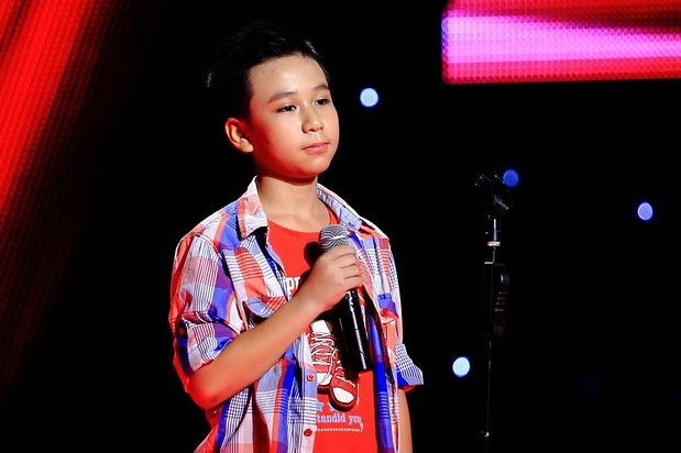 Be dien trai hat tinh cam don tim fan The Voice Kids hinh anh