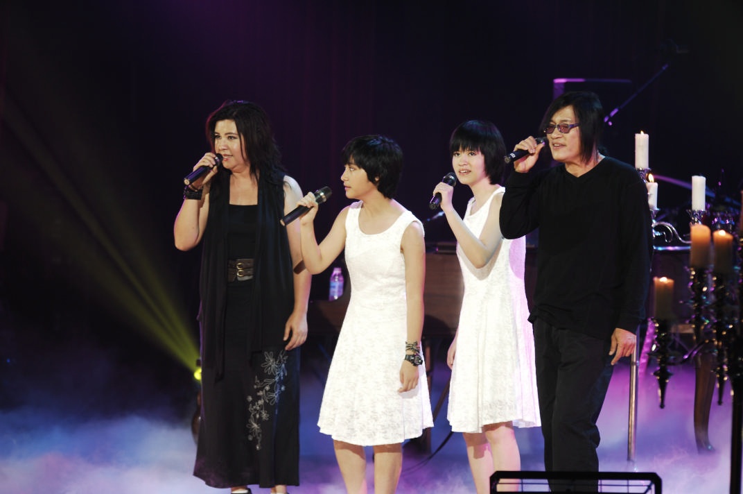 Con gai Phuong Thao - Ngoc Le tu tin hat cung cha me hinh anh