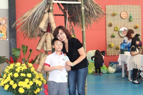   MC Vân Anh cũng là một người mẹ đảm đang, thương con.    