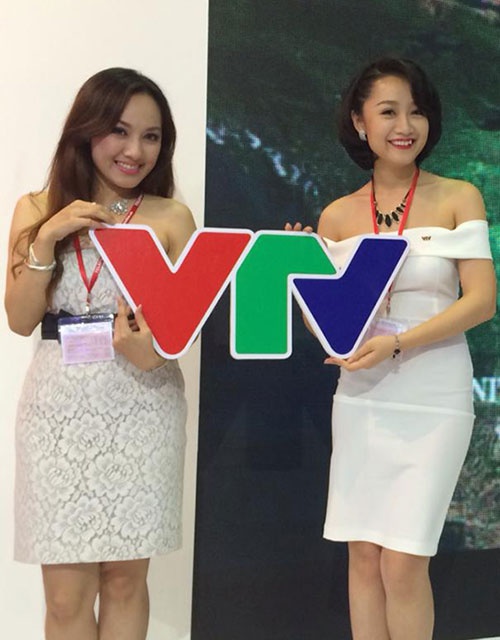 Phút nhí nhảnh trong hậu trường của BTV Hoài Anh.