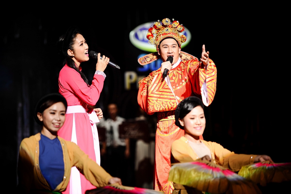 Duong Trieu Vu lam chong Thanh Thuy tren san khau hinh anh