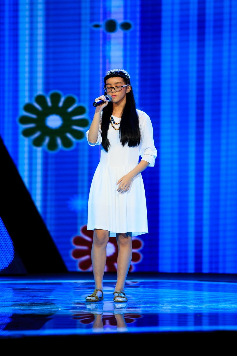 Giọng ca cá tính của Võ Ngọc Diệu Minh (14 tuổi) với ca khúc Happy đã chinh phục được cả 4 huấn luyện viên lần lượt xoay 3 chiếc ghế nóng để ngắm nhìn cô bé xinh xắn này, và trên hết là để có cơ hội sở hữu ca sĩ nhí này về team của mình. Cặp đôi huấn luyện viên Giang Hồ dành lời khen cho Diệu Minh: “Gi ọng hát của con rất dày dặn, tuy nhiên con cần phải chú ý không nên cầm mic cao quá. Cô chú thấy tương lai của con xa lắm nên bấm trước”. 