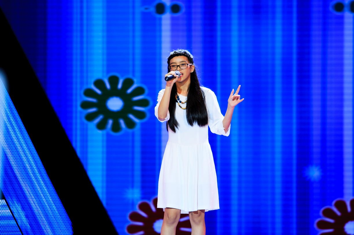 Anh Hai nhanh chóng lên tiếng giành lại lợi thế: “Khi hát, con trải lòng theo từng lời của ca khúc. Những nốt chuyển giả thanh cũng rất nhuần nhuyễn. Chú đặc biệt cũng thích khi con hát những nốt trầm”. Chị Tư Cẩm Ly cũng đánh giá cao những đoạn lên cao của Diệu Minh. Trước cơn mưa lời khen, cô bé có phần bối rối. Sau cùng, em chọn đầu quân về team của cặp đôi vợ chồng Giang Hồ.