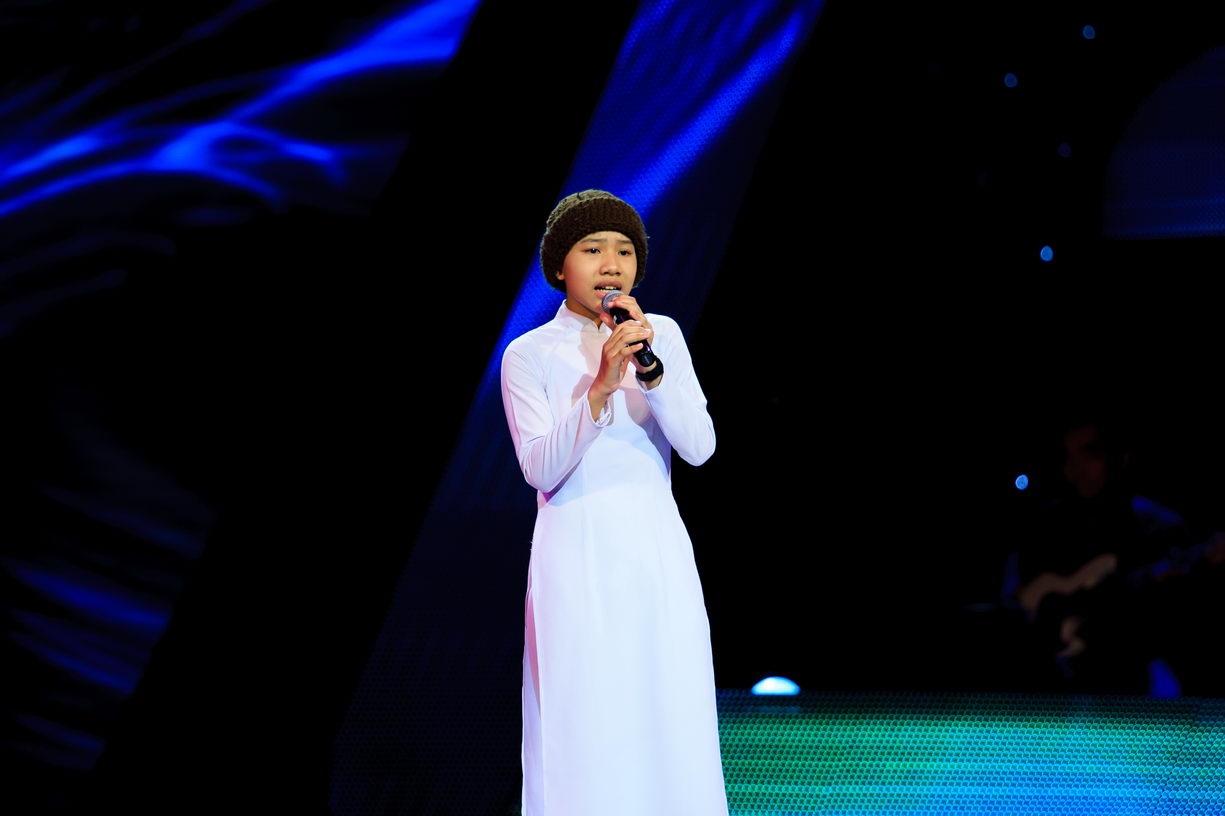 Tưởng chừng như với tuổi đời còn quá nhỏ, em khó lòng có thể truyền tải được tác phẩm này, tuy nhiên điều bất ngờ xảy ra ngay khi cô bé cất giọng hát. Tiếng hát chất chứa nhiều tâm trạng, nỗi niềm vang lên quyện với từng lời ca khúc khiến tất cả mọi người phải lặng người. Thể hiện đúng tinh thần của nhạc Trịnh, nhẹ nhàng nhưng sâu lắng, tràn đầy cảm xúc, Huyền Trân đã làm được điều mà tưởng chừng chỉ những ai trải qua nhiều trải nghiệm trong cuộc sống mới có thể truyền tải được. Không quá bất ngờ khi lần lượt 3 chiếc ghế nóng đã quay lại để mời được giọng ca sáng giá này về với team của mình.