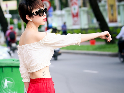 Toc Tien khoe hinh xam doc o eo tren pho Sai Gon hinh anh