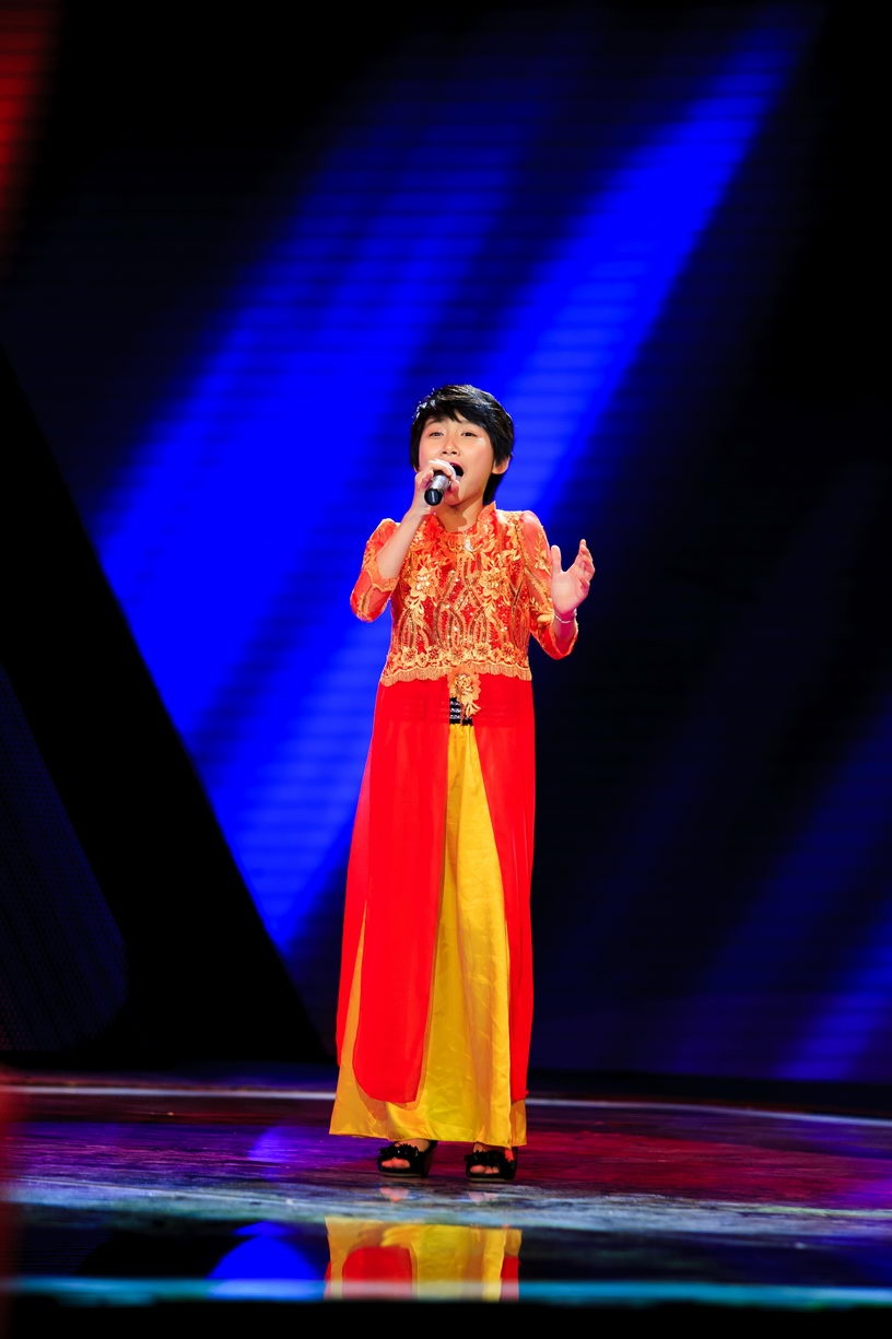 Cô bé 11 tuổi có cái tên rất dễ thương Khánh Huế ngay khi vừa cắt tiếng hát ca khúc Mai đình làng biển, đã khoe được chất giọng rất khỏe, dày dặn nhưng vẫn đầy duyên dáng với những nốt luyến láy, đậm chất ả đào ca trù. Ngay lập tức, lần lượt huấn luyên viên Lam Trường và Cẩm Ly đã bấm nút chọn. Vì quá yêu thích chất giọng này cũng như mong muốn em có cơ hội được về đúng với đội có thể phát huy sở trường của mình, chị Tư đã nhiệt tình bấm nút giúp đội Giang Hồ và tạo nên tình huống rất đáng yêu. 