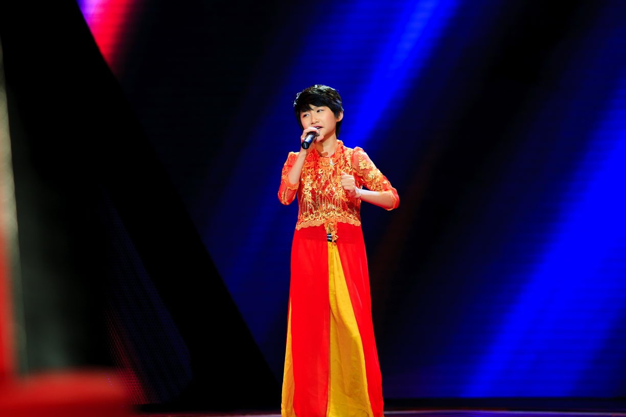 Khánh Huế được anh Hai đánh giá ca ở chất giọng hay, nội lực, điêu luyện và có chất riêng, chị Tư cho rằng cô bé có giọng hát rất “bén”. Trong khi đó, đôi huấn luyện viên còn lại ca ngợi sự tự tin của Khánh Huế, tuy nhiên góp ý rằng cô bé nên cần làm thoáng hơn ở những âm cao. Nhận được sự góp ý chân thành về khuyết điểm của mình, Khánh Huế không ngần ngại chọn về đội của cô chú.