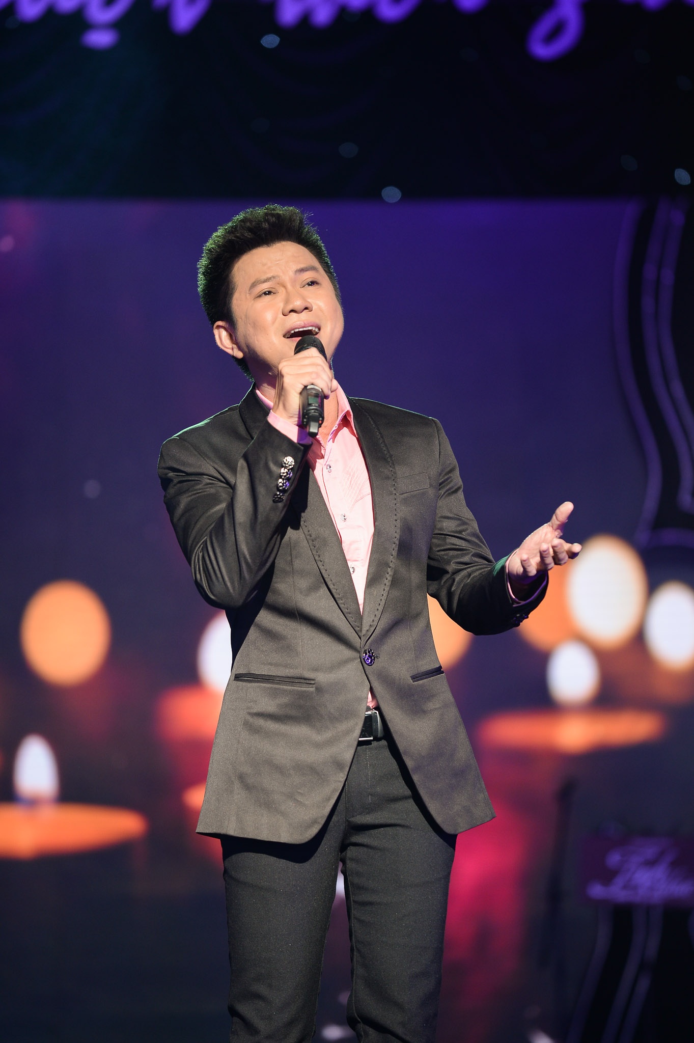 Tiếng hát Quốc Đại trên bản hòa âm phối khí nhẹ nhàng, thanh thoát, gần như chứa nhiều tâm sự hơn đã đưa người nghe vào trong những cảm xúc khó tả nhất, 