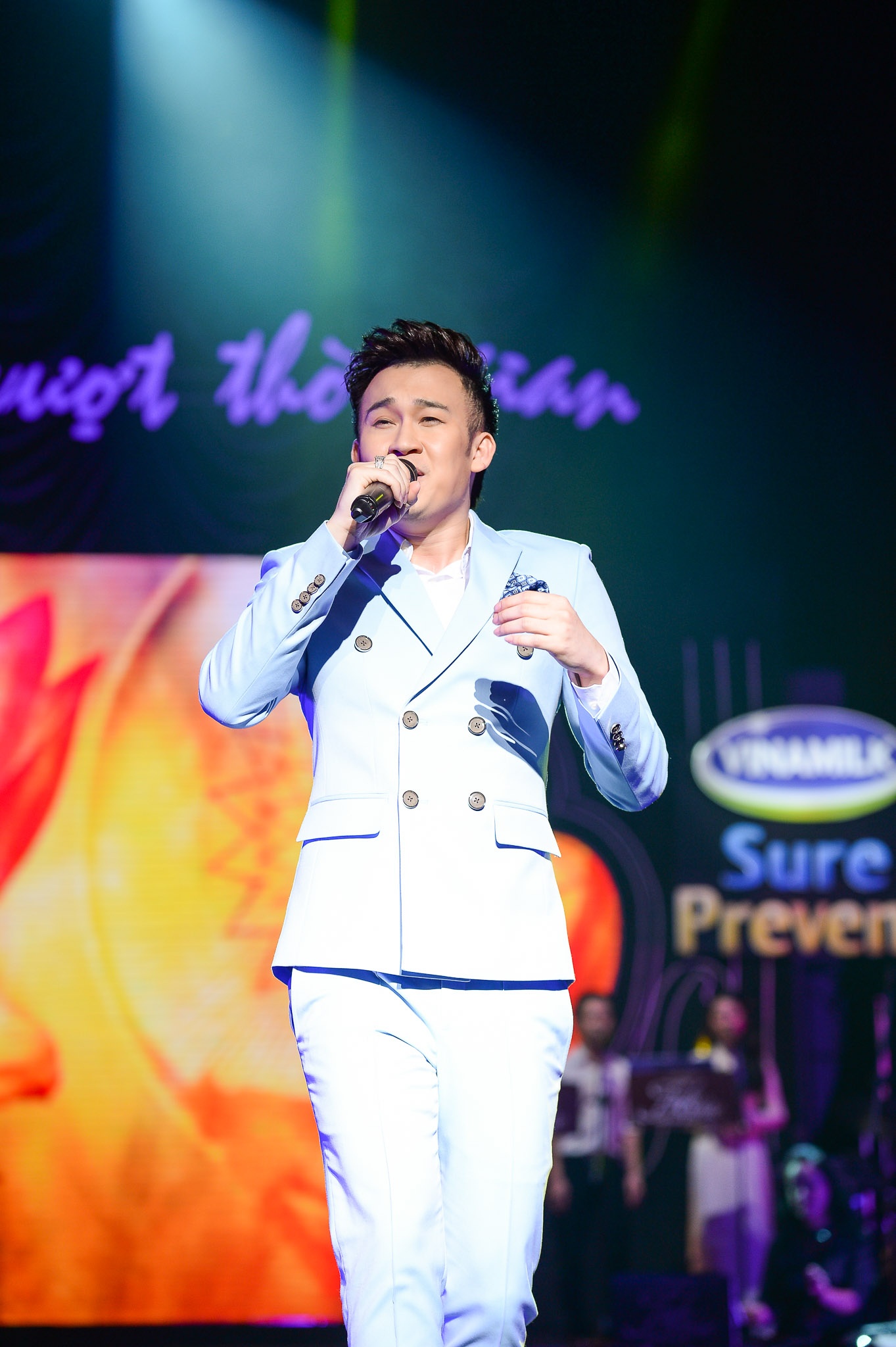  Để khắc họa đầy đủ hơn đức hy sinh ấy, TKVTG chọn sáng tác nổi tiếng của nhạc sĩ Trần Tiến là ca khúc Chị tôi được thể hiện khá mới mẻ qua giọng hát ca sĩ Dương Triệu Vũ. 