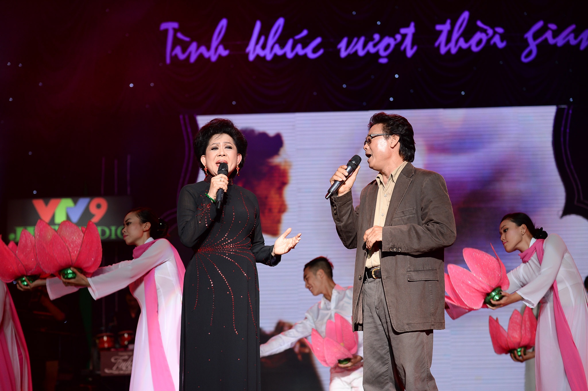 Tác phẩm để đời của nhạc sĩ Phạm Thế Mỹ, Bông hồng cài áo qua sự thể hiện song ca mới mẻ của Cao Minh và Giao Linh làm khán giả không khỏi chạnh lòng.