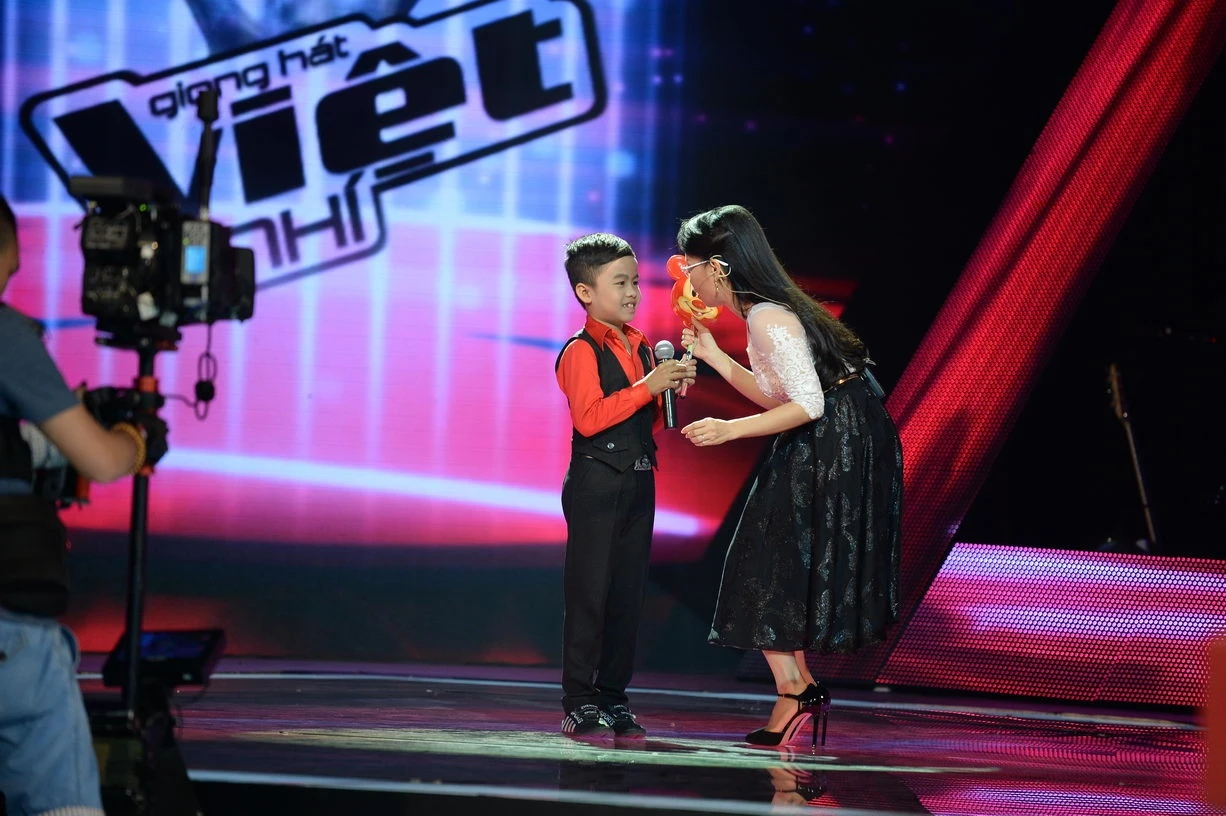 Không quá bất ngờ khi Gia Phúc cũng chinh phục được cả 4 huấn luyện viên bấm nút chọn. Chị Tư Cẩm Ly nhanh chóng đưa kẹo ra để “dụ dỗ”, cùng lời ngon ngọt mời em về làm “quý tử” của mình: “Nhà cô có hai bé gái mà chú nhạc sĩ Minh Vy thích có quý tử lắm mà cô hông chịu. Con vào nhà cô đi, con sẽ làm quý tử của cô”. 