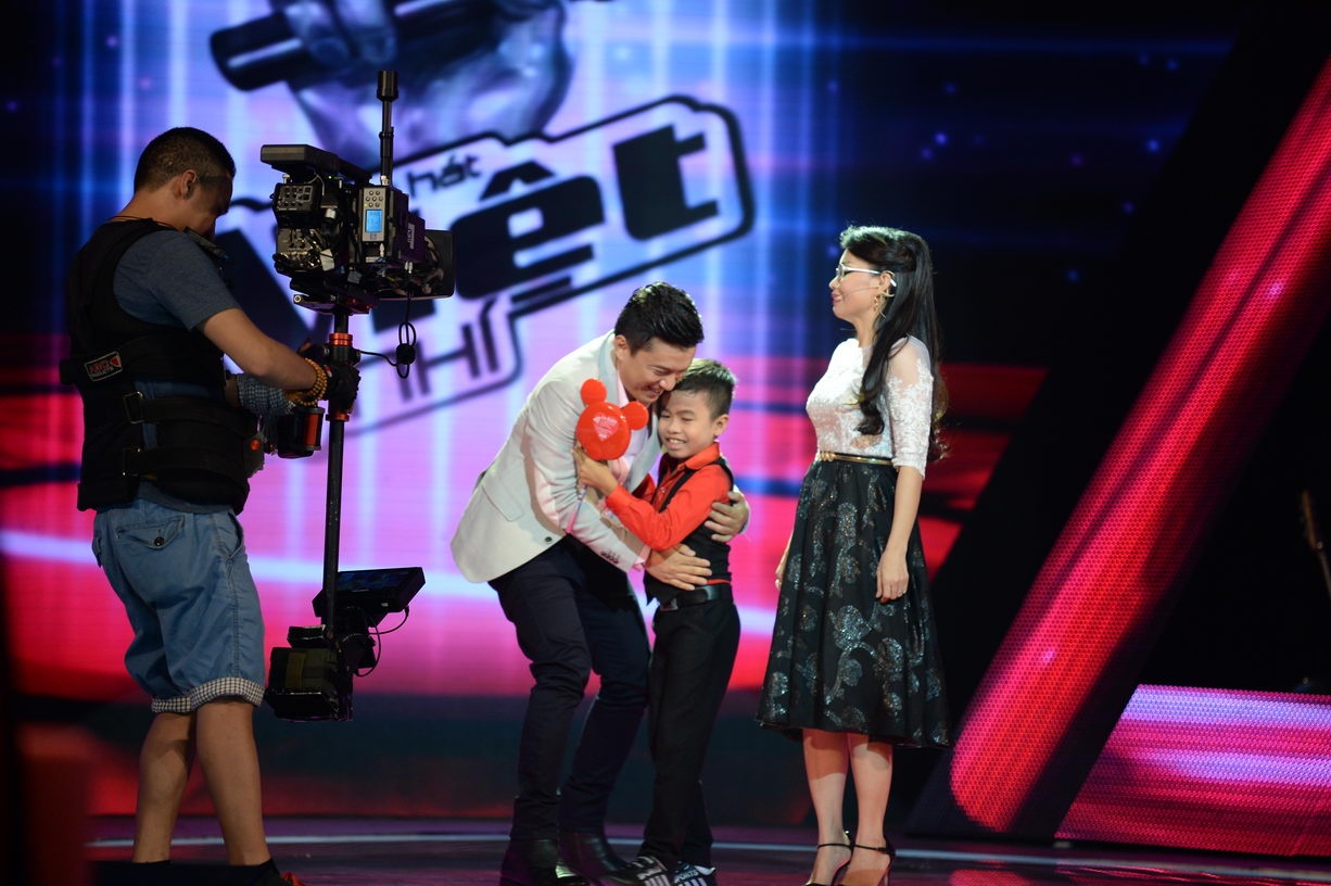 Tuy nhiên, có vẻ như chị Tư không được may mắn lắm với những lần mang kẹo ra để kêu gọi khi lần thứ 2 mất cả người lẫn kẹo. Lần trước, cô bé với biệt danh “bánh mì cháy” đã mang kẹo của chị Tư để về với đội của Giang Hồ, thì lần này, anh Hai được dịp vui mừng trước tình huống dở khóc dở cười của nữ huấn luyện viên.