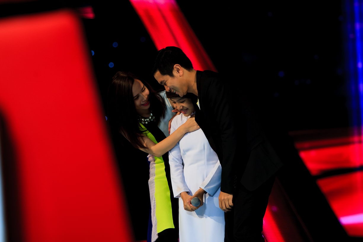 Huấn luyện viên Cẩm Ly lên tiếng trước tiên: “Giọng hát con rất thánh thiện, khi nghe có cảm giác tâm hồn rất thanh thản. Cô cũng thích sự êm ả, đặc biệt là độ ngân dài và rất lạ của con”. Chất giọng của Huyền Trân cũng được Lam Trường ví như dòng suối, chảy rất nhẹ nhàng, nhưng vẫn có những khoảnh khắc cuồn cuộn, mạnh mẽ trào dâng. Cặp đôi Giang Hồ dành lời khen cho giọng ca nhí: “Cô cảm nhận được con hát như một người rất thấu hiểu nhạc Trịnh, rất vừa vặn nhưng cũng sâu sắc, thoát tục”. Lưu Hương Giang không ngần đại đánh giá Huyền Trân là “một trong những nhân tố sáng nhất của mùa giải năm nay”.