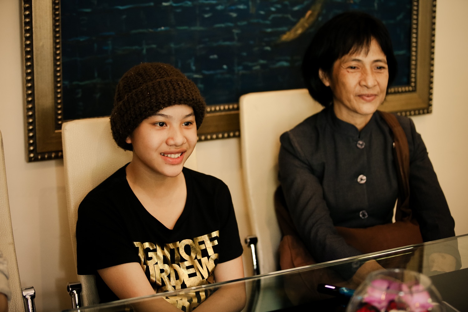 Huyền Trân và cô Cúc - người trực tiếp nuôi dưỡng em trong chùa.