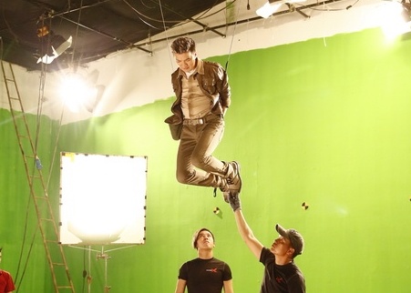 Mr Dam 'du' khan gia tre em voi man treo minh tren cao hinh anh