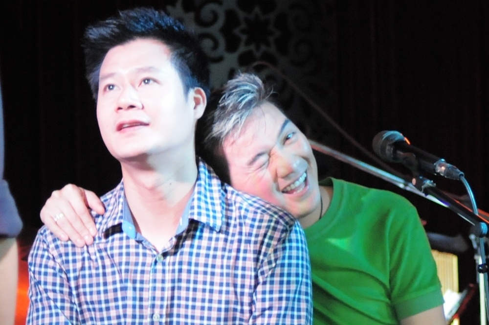 Mr Dam - Quang Dung nghich ngom tren san tap hinh anh