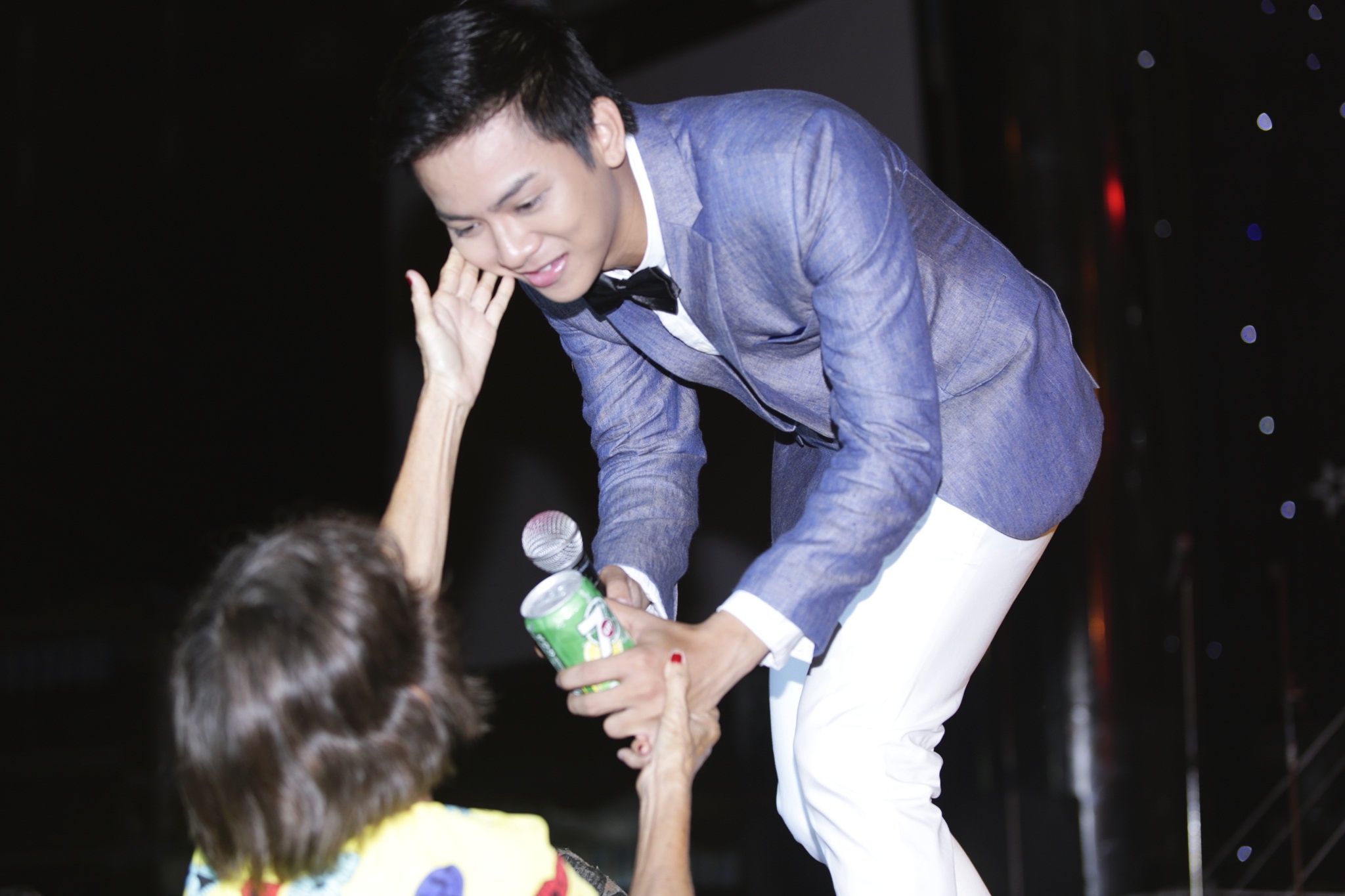 Hoai Lam duoc fan thay nhau cham soc hinh anh