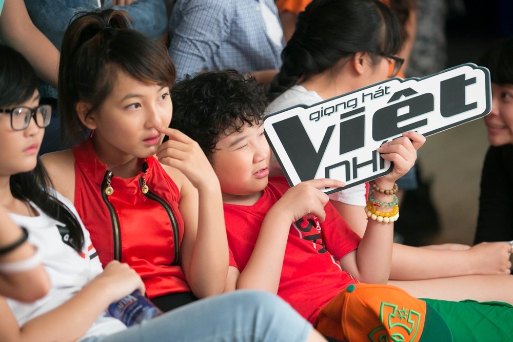 Khoanh khac ngo nghinh trong hau truong The Voice Kids hinh anh