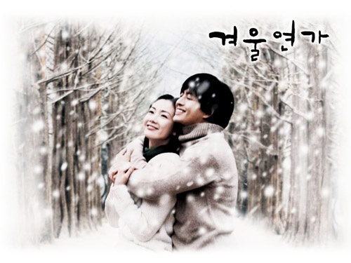 Joon Sang (Bae Yong Joon) và Yu Jin (Choi Ji Woo) trong Winter Sonata (Bản tình ca mùa đông) có một cuộc tình đẹp suốt những năm tháng trung học. Và như định mệnh sắp đặt, đôi tình nhân vì những tai nạn ngẫu nhiên và phải cách xa nhau 10 năm. Để 10 năm sau tái ngộ, họ lại chung tay viết tiếp những bản tình ca ngọt ngào và lãng mạn.