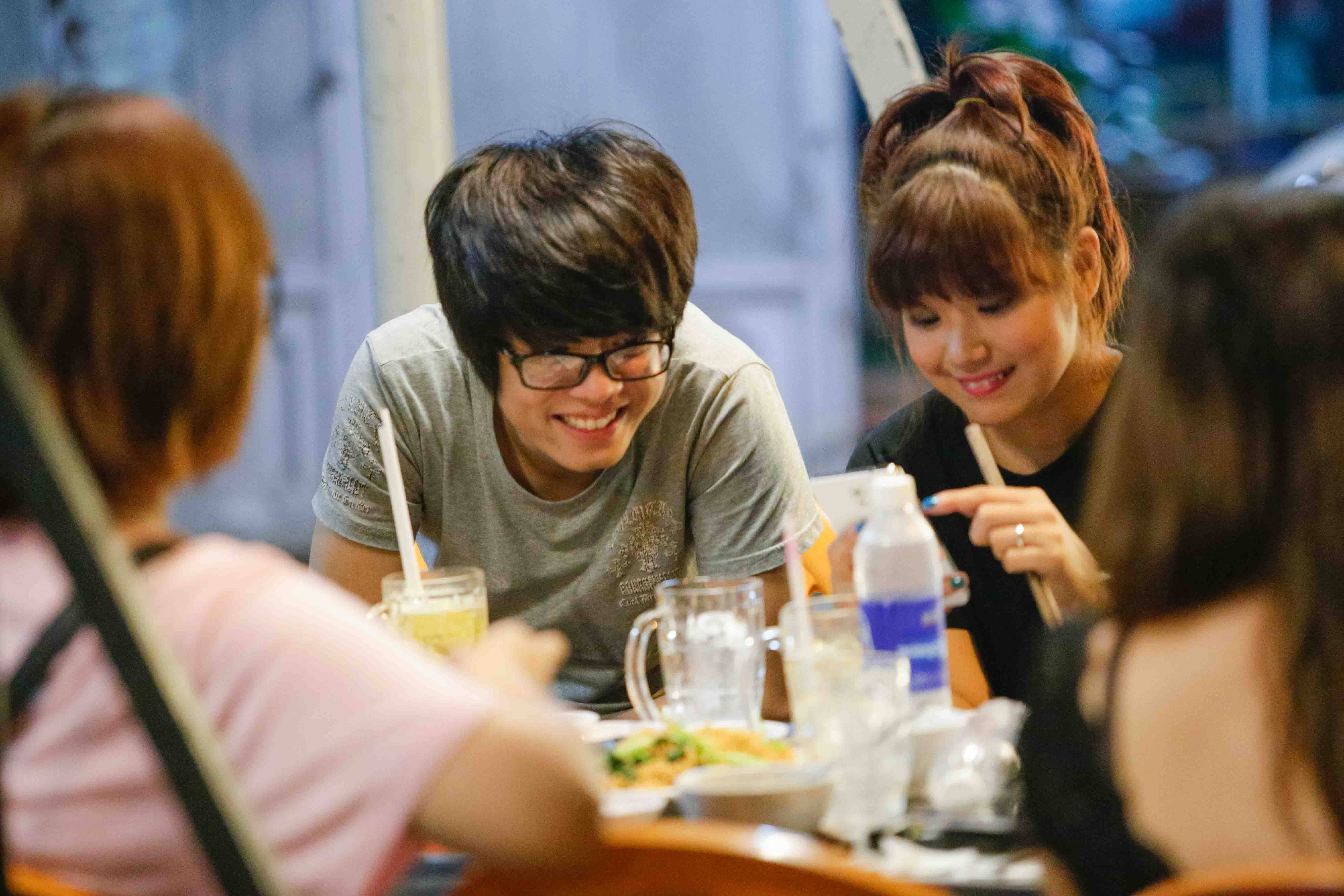 Bui Anh Tuan di an khuya cung Hoang Yen Chibi hinh anh