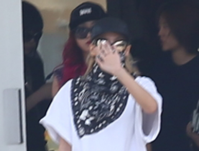 2NE1 deo bit mat, vay tay chao fan Viet hinh anh