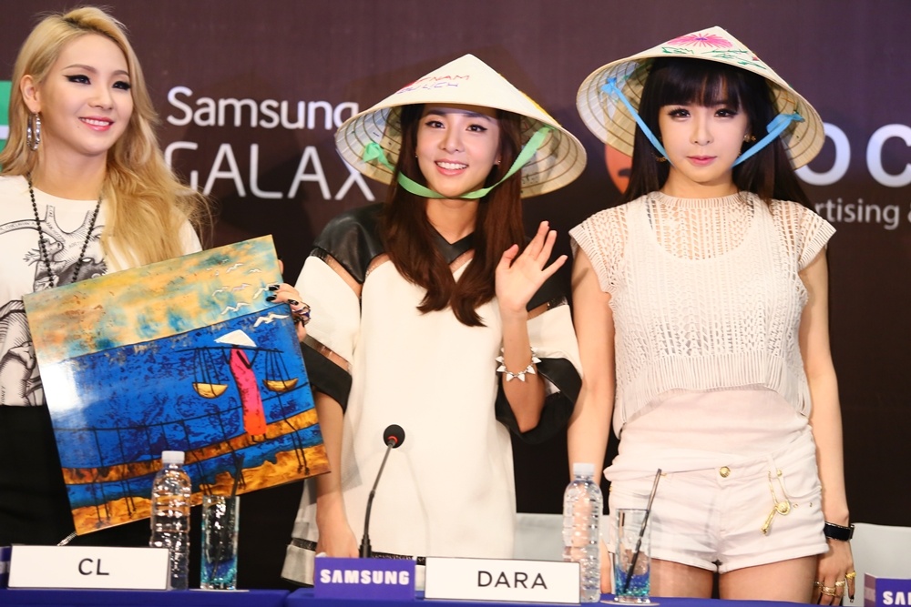 2NE1 noi tieng Viet, thich thu doi non la hinh anh